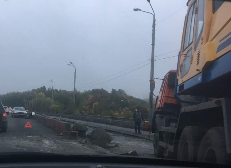 Экскаватор протаранил бетонное ограждение на Мызинском мосту (ФОТО)