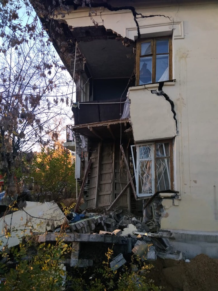 Стена жилого дома обрушилась на Бору (ФОТО)