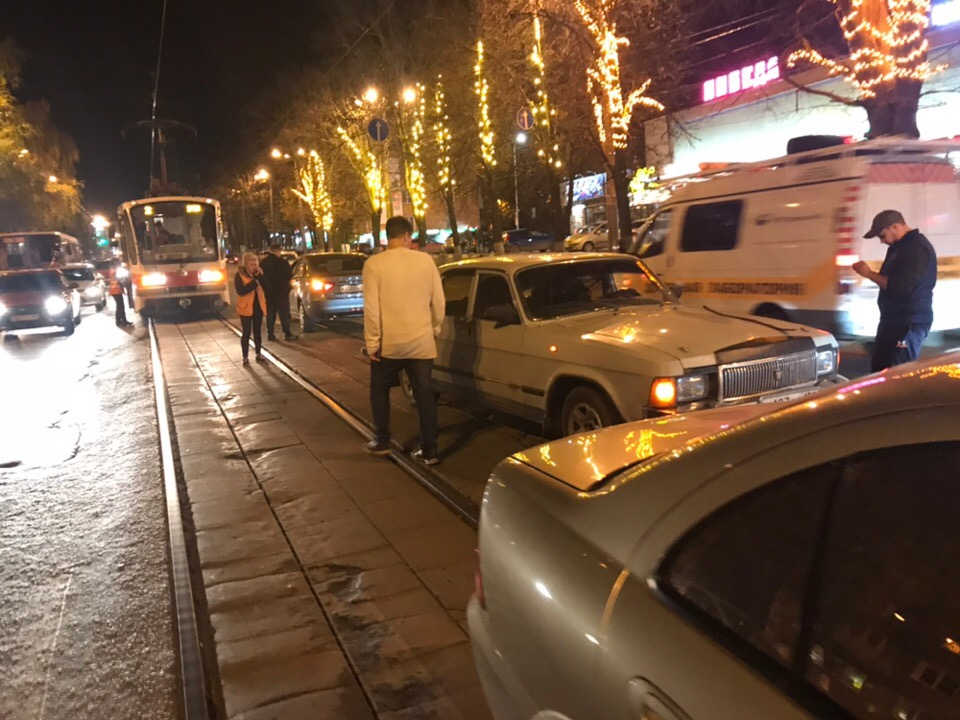 Три легковушки не разъехались на улице Бекетова в Нижнем Новгороде (ФОТО)