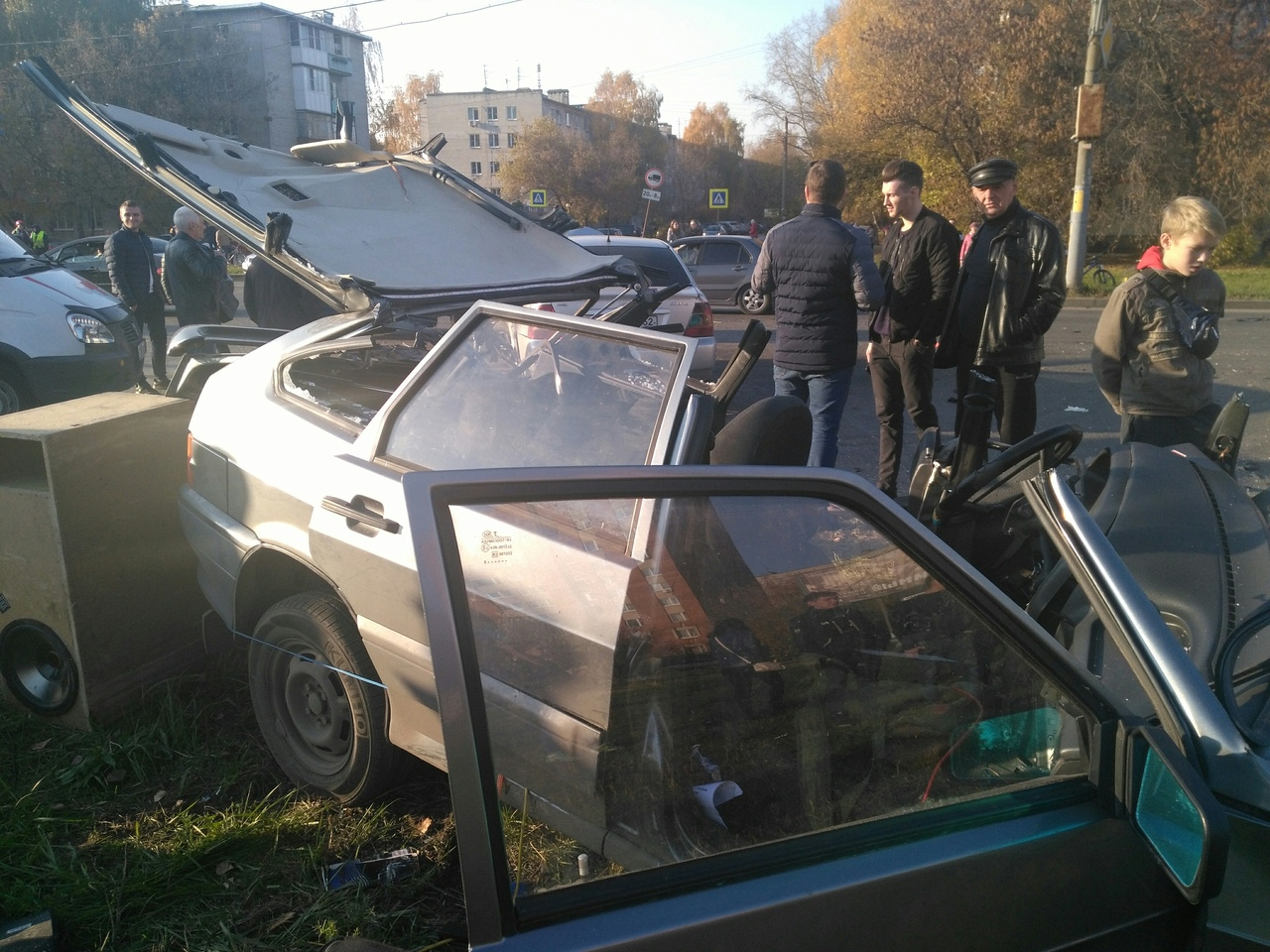 В Нижнем Новгороде "Лада" превратилась в груду металла после столкновения с "Тойотой": водителя зажало (ФОТО)