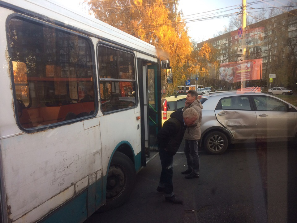 Иномарка столкнулась с автобусом на улице Богдановича (ФОТО)