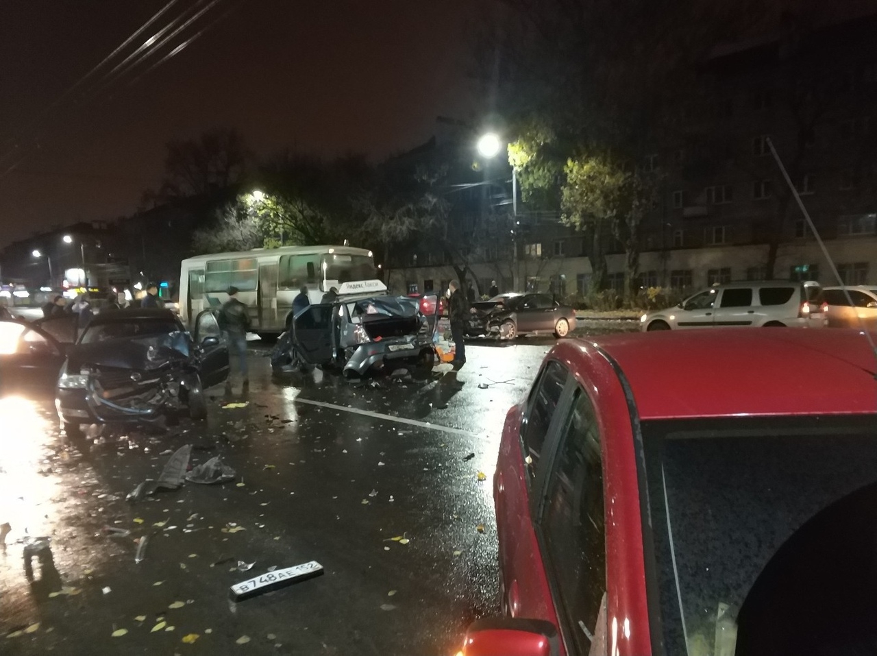 Водитель "Хонды" на встречке устроил массовую аварию на проспекте Ленина (ФОТО)