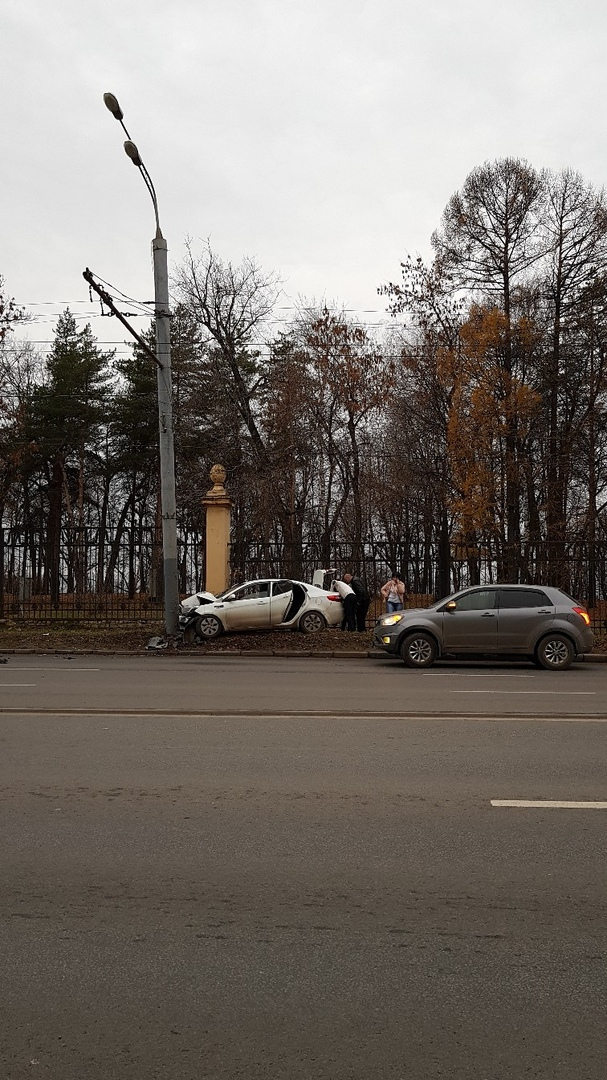 Взял на таран: иномарка врезалась в столб на проспекте Гагарина