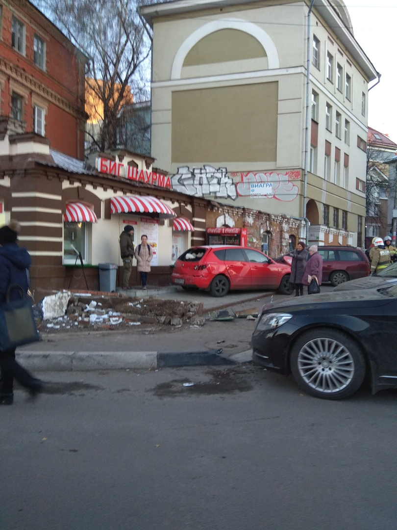 "Надеюсь шаурму не задело": автобус протаранил припаркованные автомобили на улице Горького