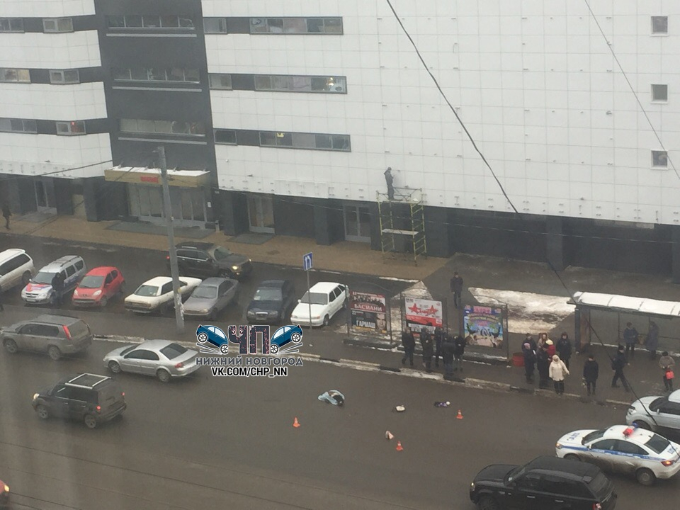 Маршрутка насмерть сбила кондуктора трамвая на улице Белинского около Средного рынка (ВИДЕО)
