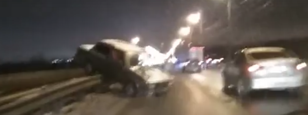 Легковушка повисла на отбойнике Мызинского моста в Нижнем (видео)