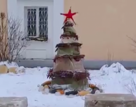 В Дзержинске установили елку, украшенную кабачками и ледяными шарами