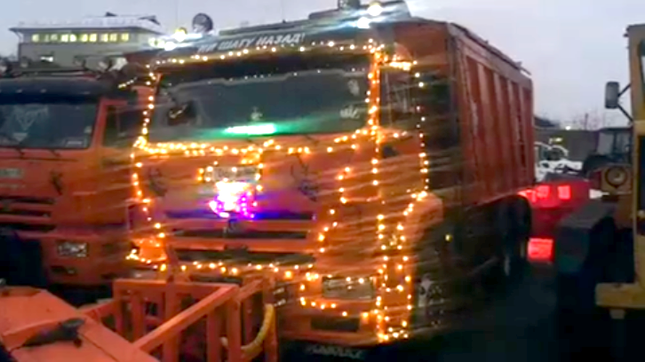 На уборку снега в Нижнем Новгороде выехал грузовик, украшенный новогодними гирляндами (ВИДЕО)