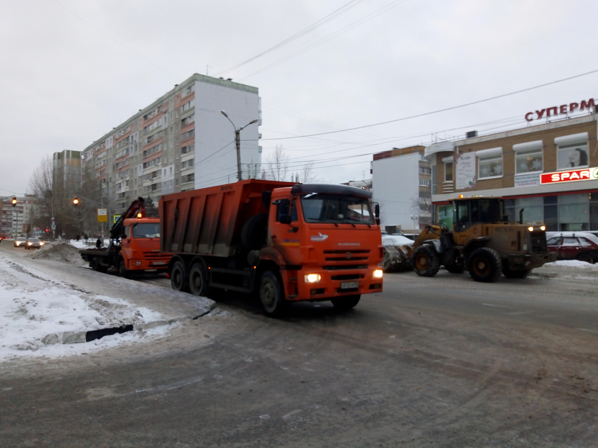 Почти 600 единиц техники вышли на борьбу со снегом в Нижнем Новгороде
