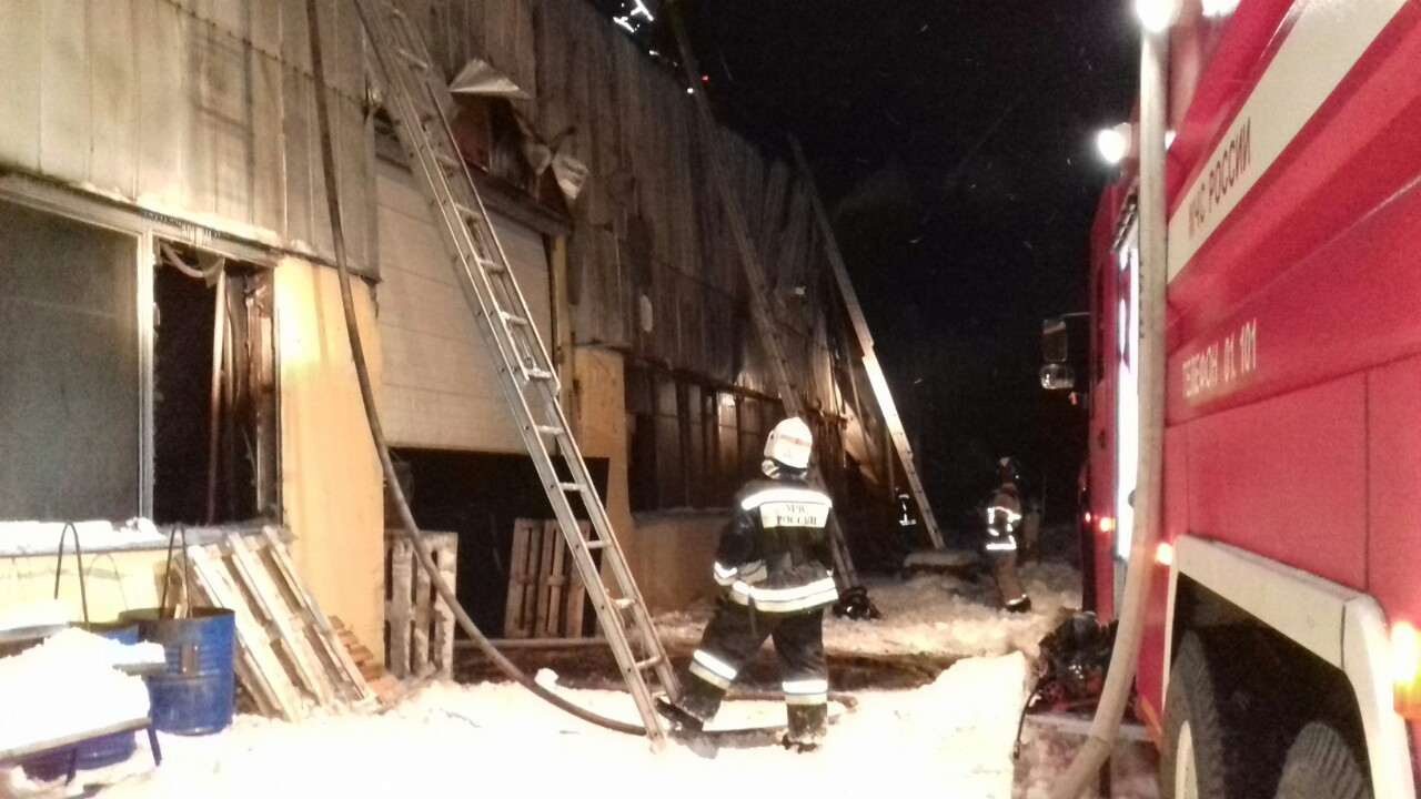 Крупный пожар охватил здание завода в Московском районе (ФОТО, ВИДЕО)