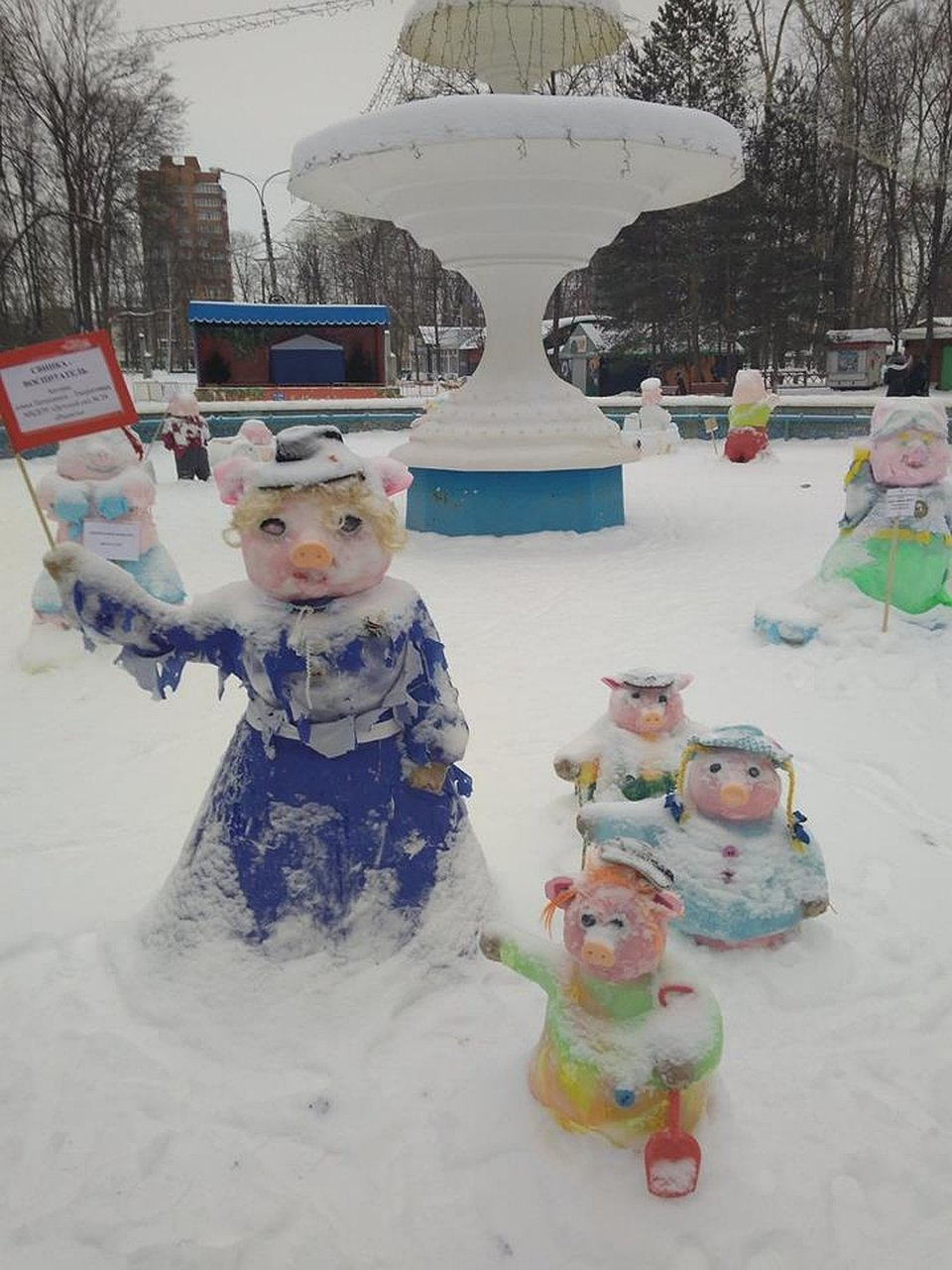 Нижегородцы устроили парад снеговиков-хрюшек в Автозаводском парке
