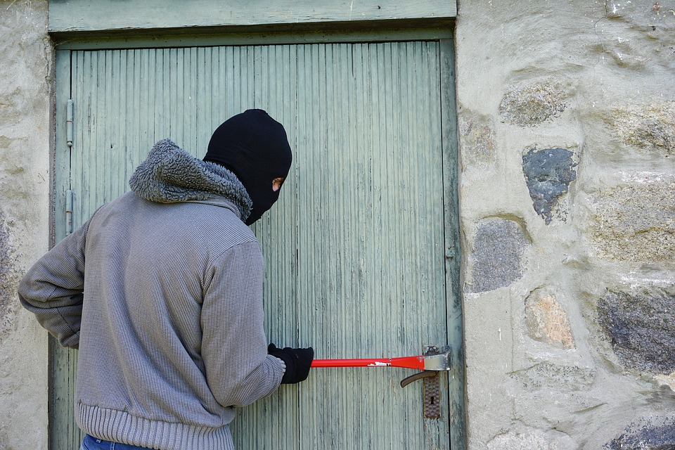 Неизвестный украл 1200 долларов, спрятанные в туалете квартиры в Автозаводском районе