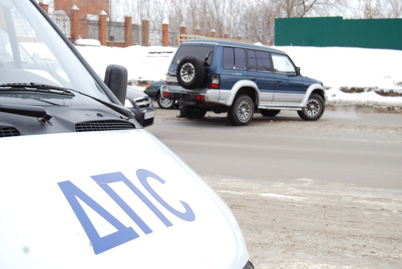 Иномарка сбила 34-летнюю женщину на остановке на Московском шоссе (ВИДЕО)