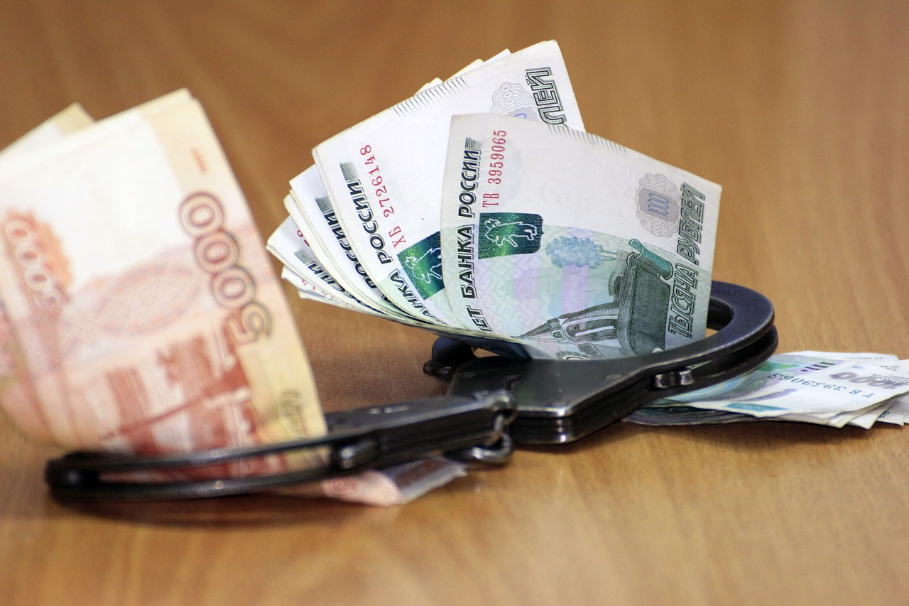 Начальник пункта полиции в Спасском погорел на взятке в 30 тысяч рублей