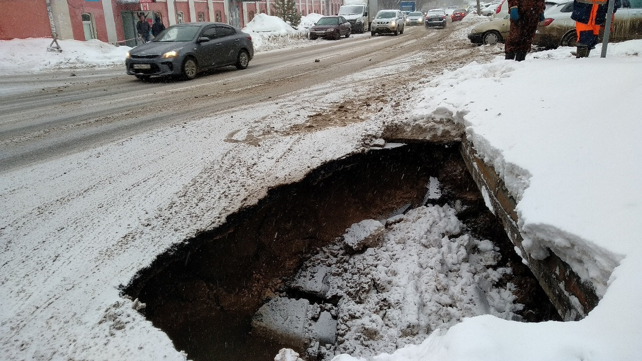 Асфальт провалился на улице Ковалихинской в Нижнем Новгороде (ФОТО)