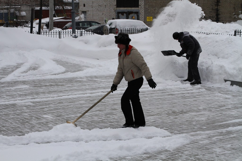 Шесть подрядчиков не убирают снег в Приокском районе