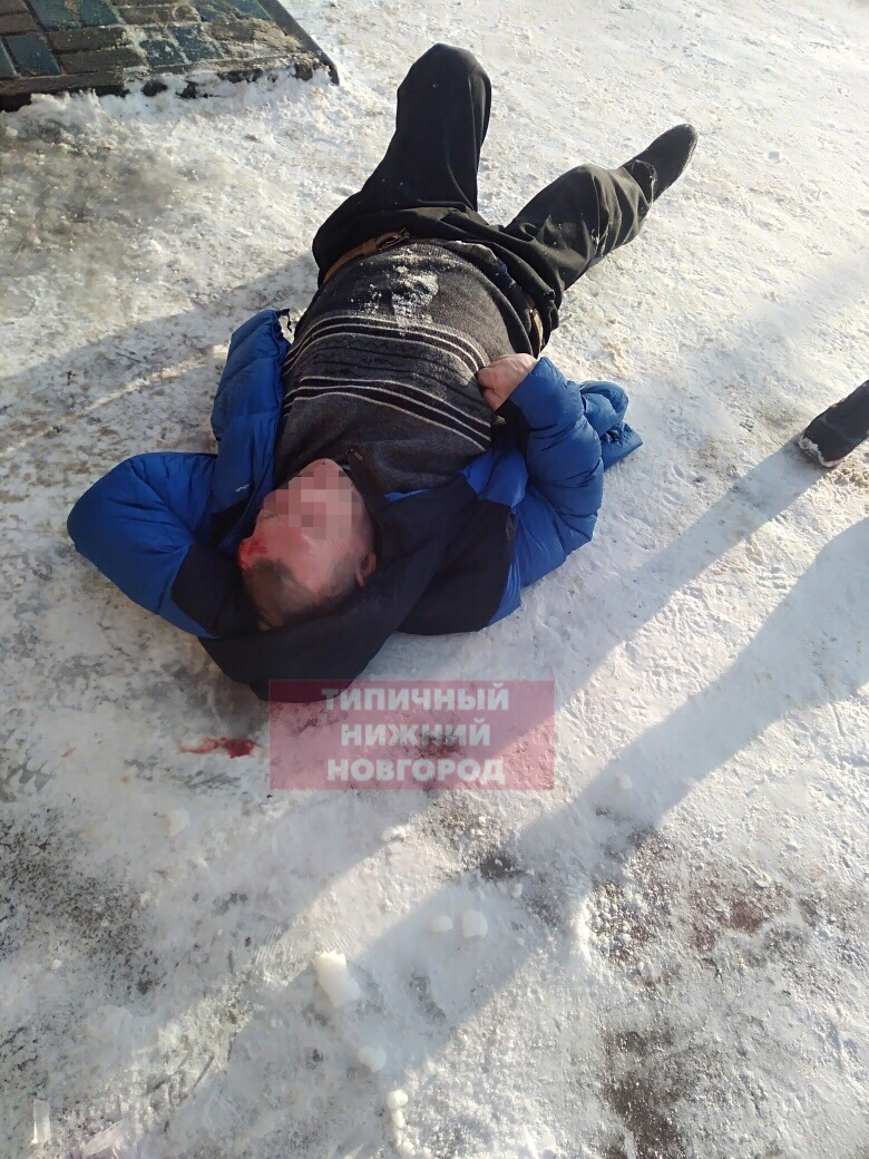 Медики протащили по снегу пьяного мужчину в Нижнем Новгороде (ВИДЕО)