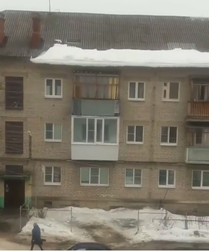 Снег упал с крыши вместе с кровлей дома в Дзержинске (ВИДЕО)