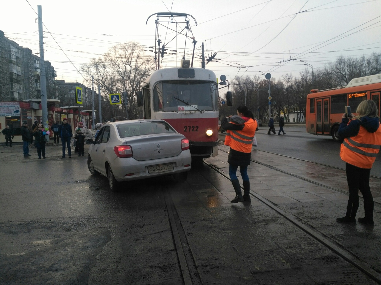 Рено и трамвай не разъехались на улице Коминтерна