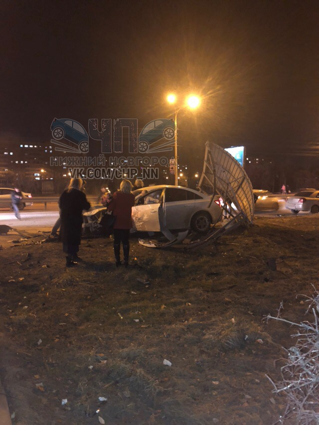 Иномарка влетела остановку в Автозаводском районе (ВИДЕО)