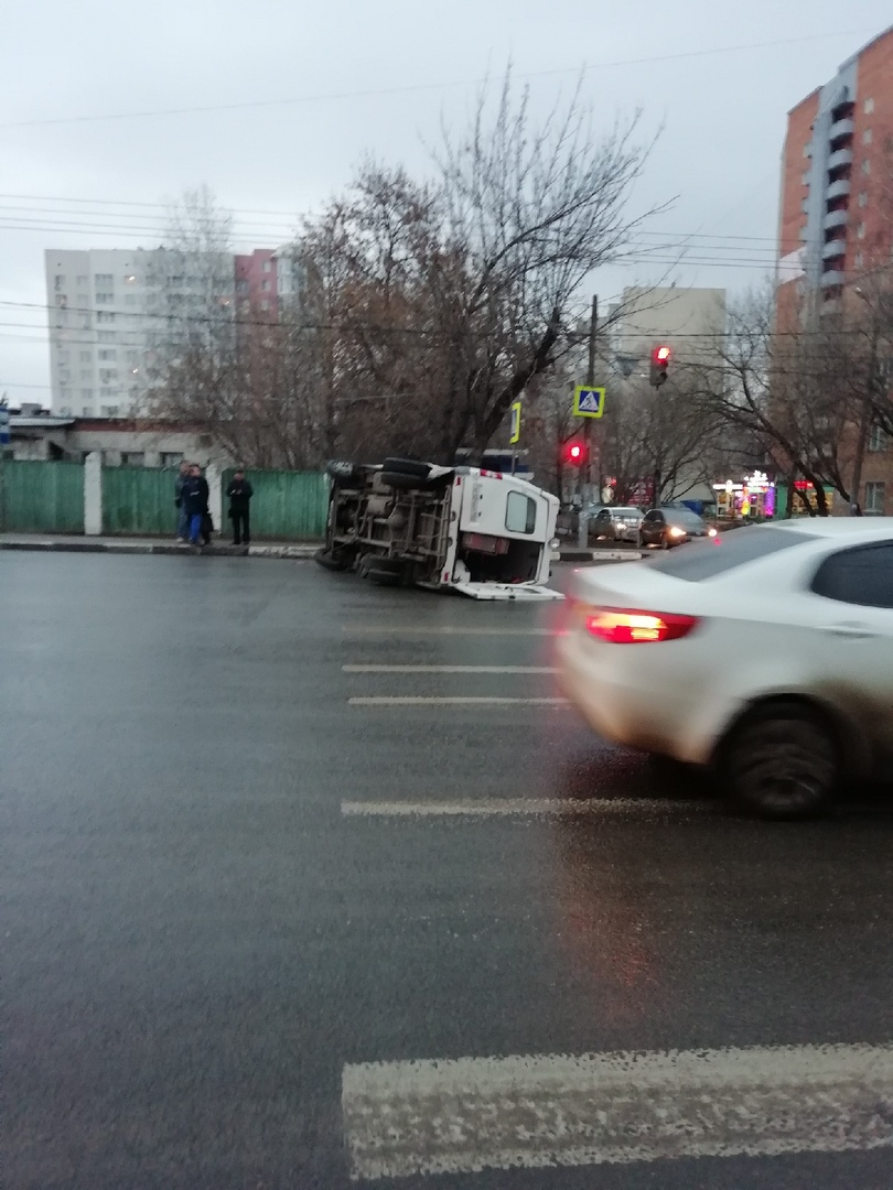 Авария в центре Нижнего Новгорода: легковушка подрезала скорую и она перевернулась (ФОТО, ВИДЕО)
