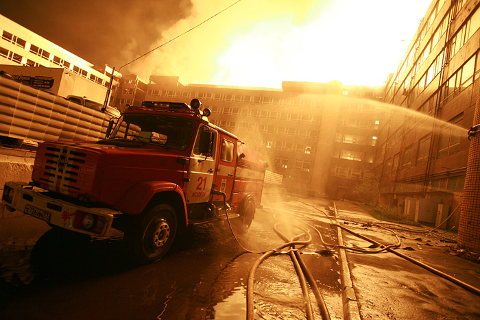 Сильный пожар охватил Заволжский моторный завод 8 апреля