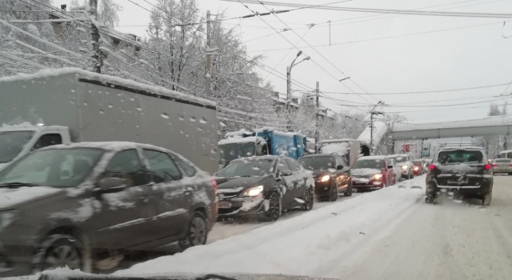 Апрельский снегопад парализовал дорожное движение в Нижнем