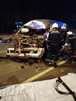 Шесть человек пострадали при столкновении автобуса и грузовика (ФОТО)