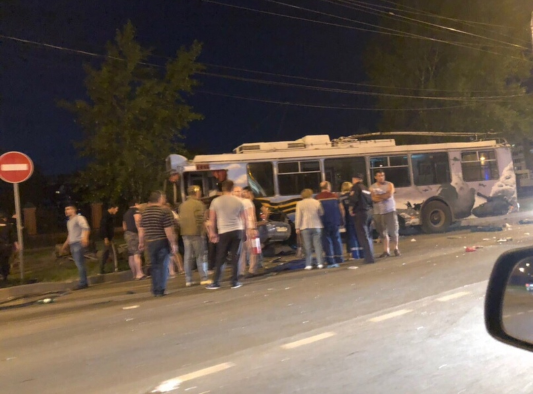 Пять человек погибли в лобовом столкновении легковушки с троллейбусом в Дзержинске
