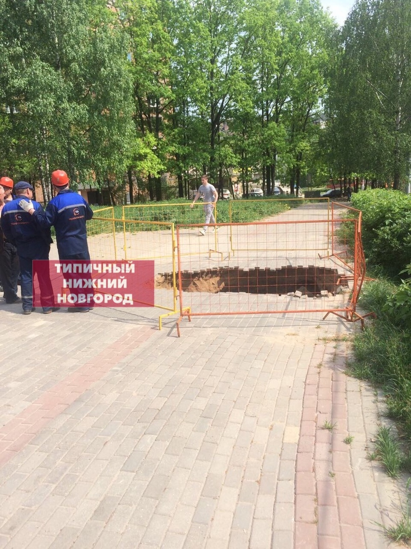 СК проводит проверку после падения пенсионерки в яму с кипятком на улице Рокоссовского