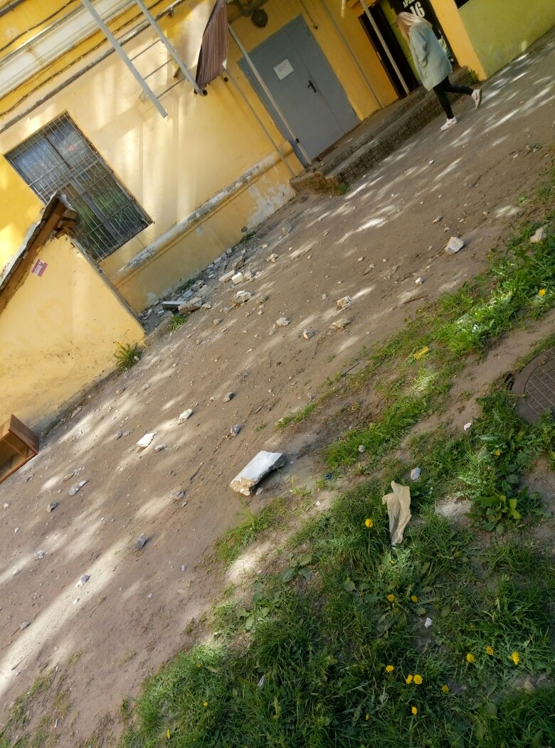 Кирпичи падают на головы прохожих с крыши дома в Нижнем Новгороде (ФОТО)