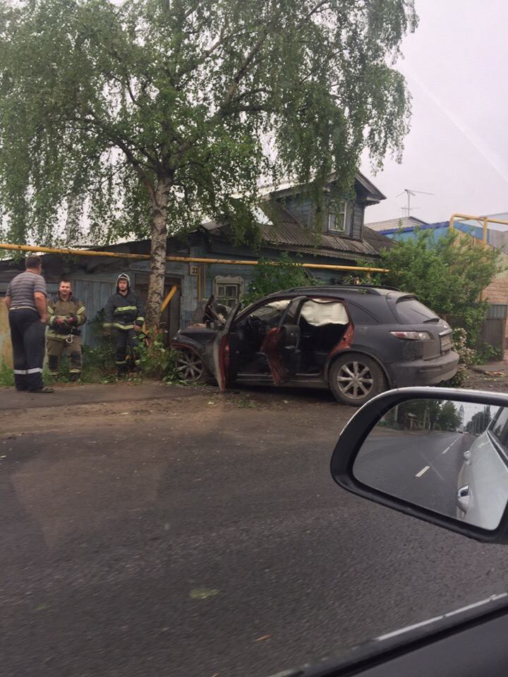Зачем летать: иномарка снесла дерево на улице Кима в Сормовском районе (ФОТО)