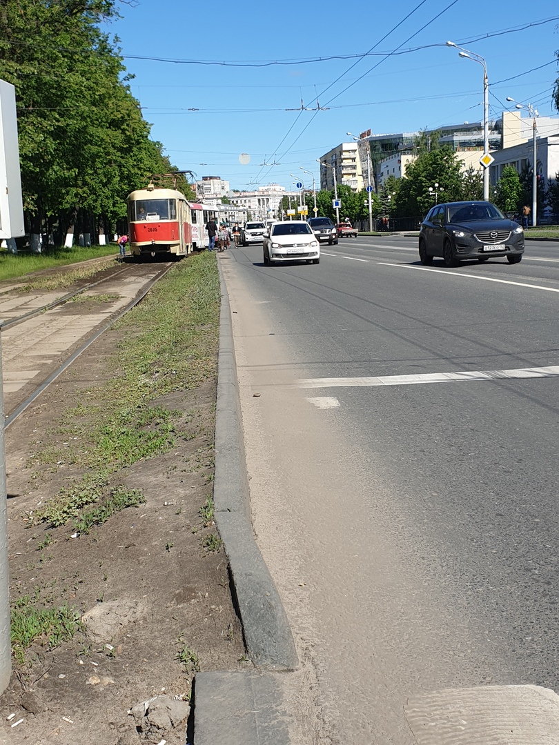 Дрифтанул: Трамвай сошел с рельсов в Нижнем Новгороде (ВИДЕО)