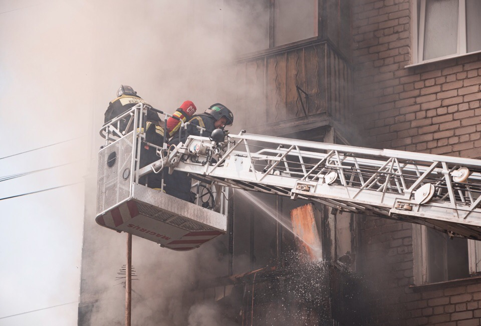 Прыгали с балкона, а внизу их ловили жители: две девочки пострадали на пожаре в Автозаводском районе (ФОТО)