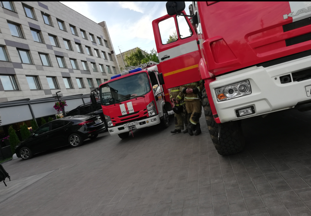 Почти 350 человек эвакуировали из горящей гостиницы в центре Нижнего Новгорода