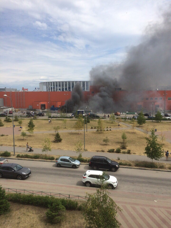 Торговый центр "Седьмое небо" в Нижнем Новгороде эвакуировали из-за пожара (ВИДЕО, ФОТО)