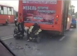 Мотоциклист улетел под автобус на Канавинском мосту (ВИДЕО)
