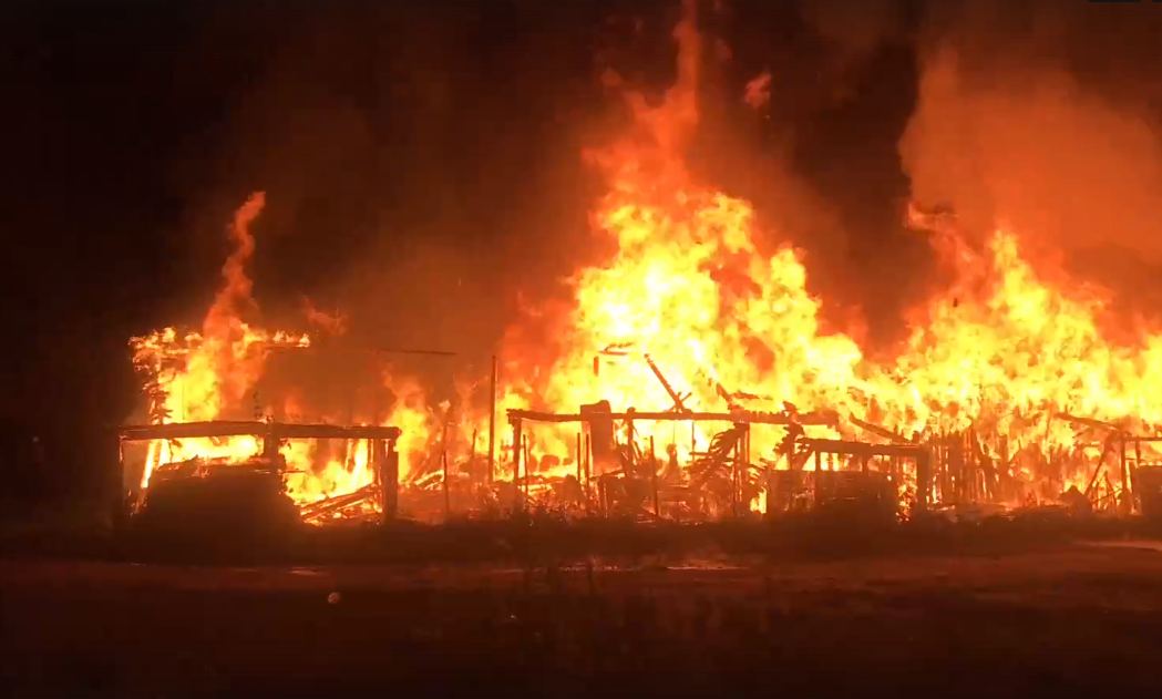 Два крупных пожара уничтожили сарайный массив в Богородском районе (ВИДЕО)