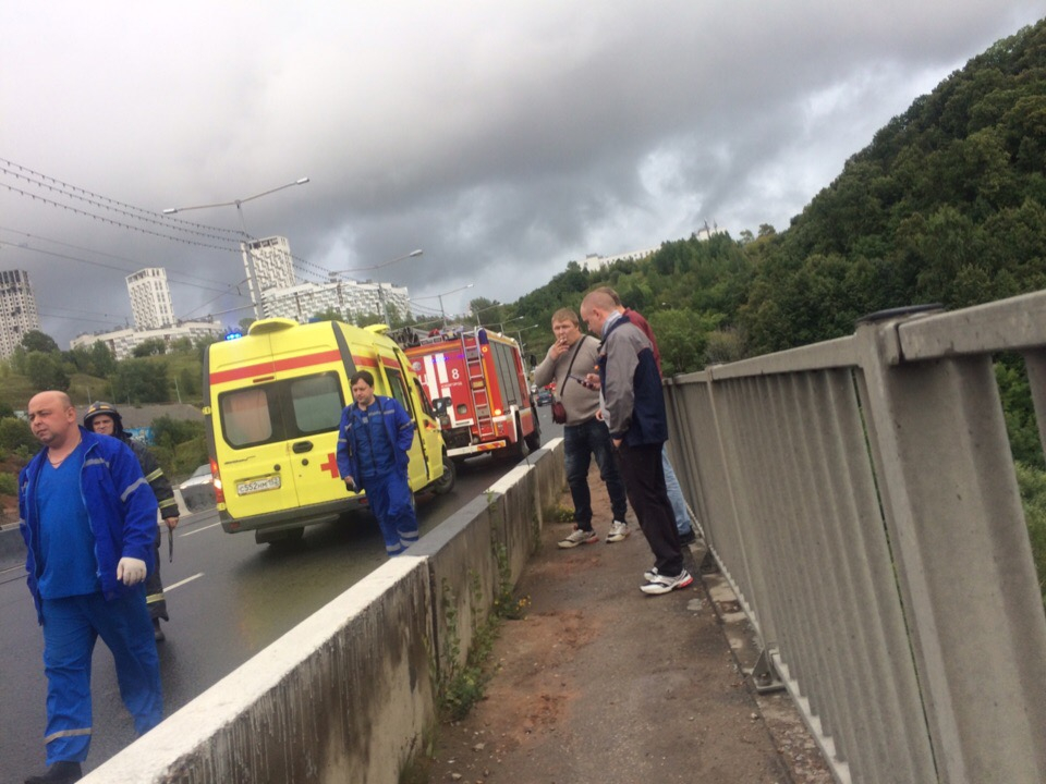 Легковушка протаранила две машины на Молитовском мосту: пострадало четыре человека (ФОТО, ВИДЕО)