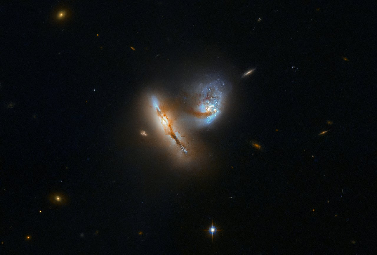 Ученые опубликовали уникальные кадры слияния двух галактик