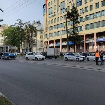 Иномарка протаранила автомобиль ГИБДД в центре Нижнего Новгорода
