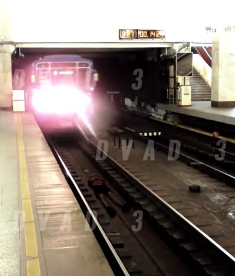 Бессмертный пранкер: Илья Молодцов лег под движущий поезд в нижегородском метро