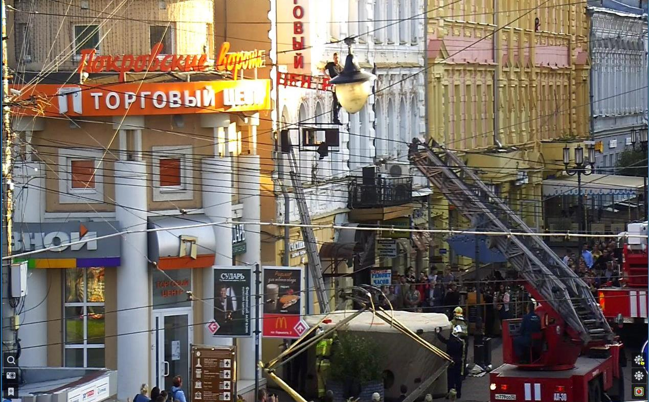 Неадекватный нижегородец устроил шоу на улице Большой Покровской (ФОТО, ВИДЕО)
