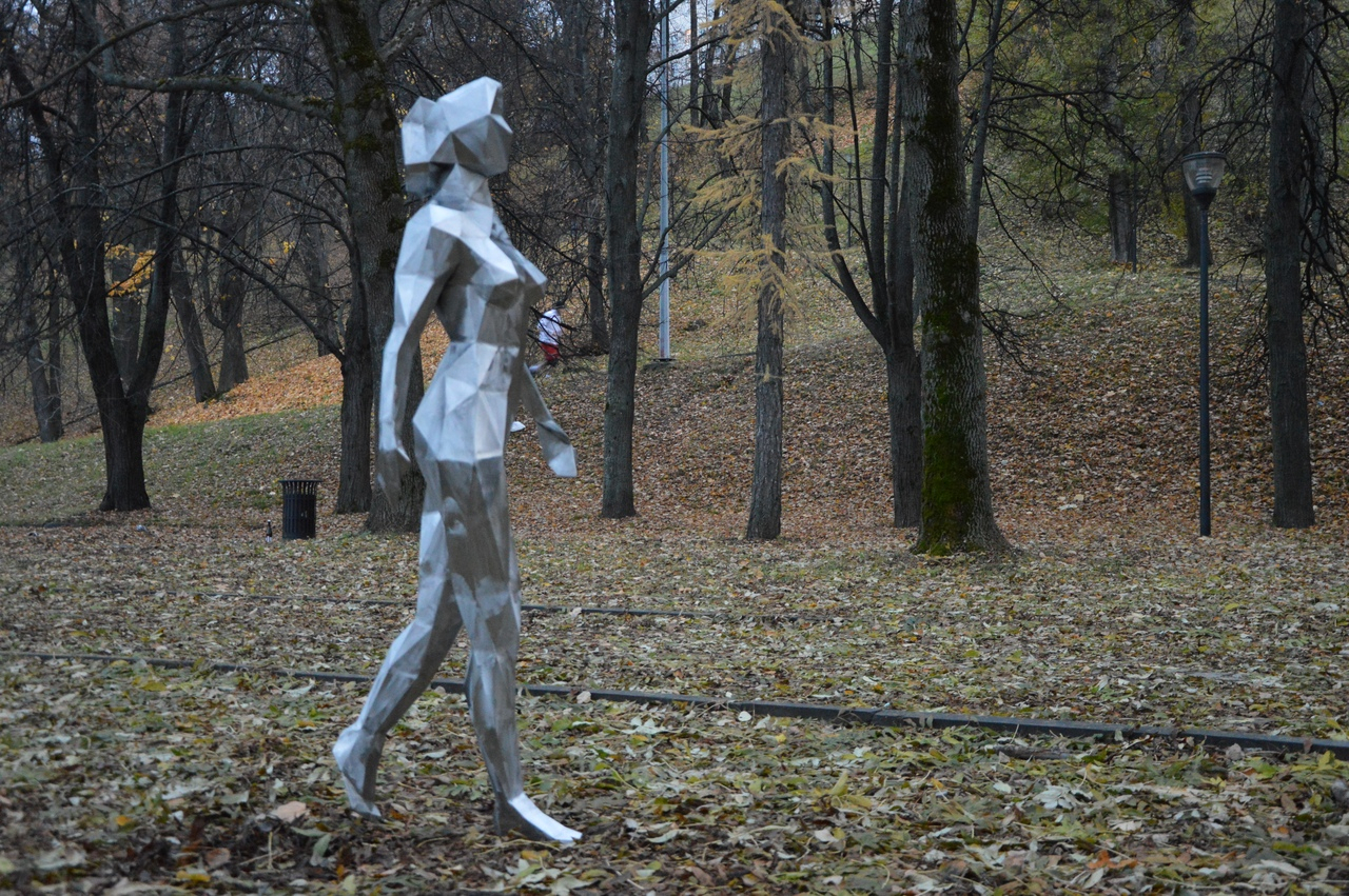 Идеальная девушка: обнаженная Ева прогулялась по Александровскому саду (ФОТО, ВИДЕО)