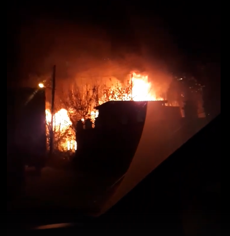 Ночной пожар уничтожил двухэтажный дом в Нижегородской области (ВИДЕО)