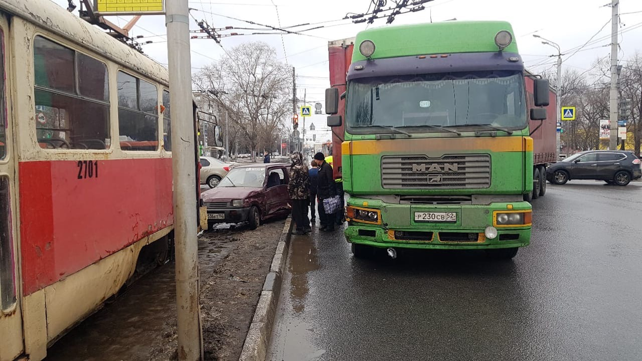 Тройное ДТП произошло на улице Коминтерна Нижнего Новгорода (ФОТО, ВИДЕО)