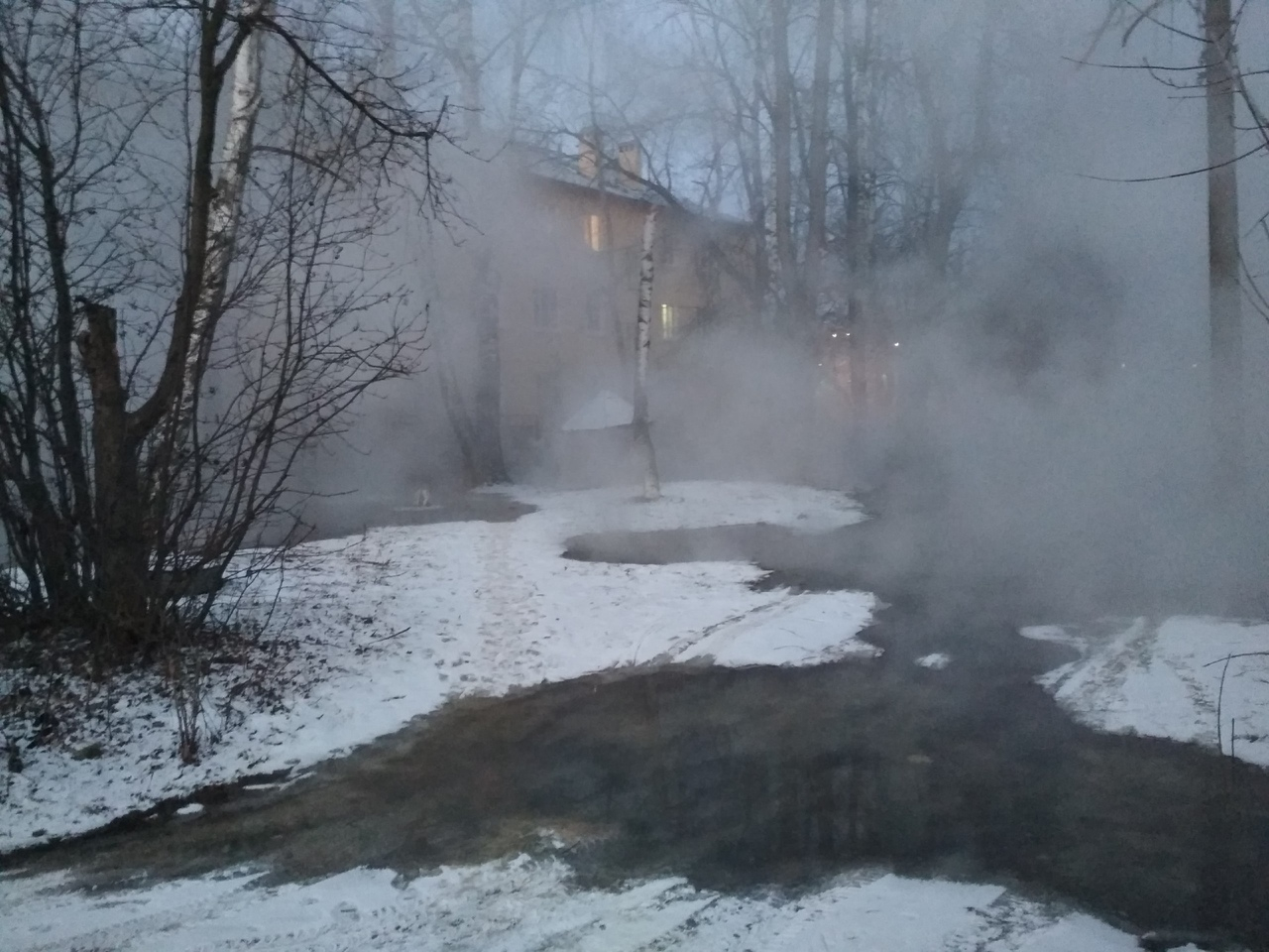 Очередной катаклизм на Автозаводе: трубу с горячей водой прорвало на улице Минеева (ФОТО)