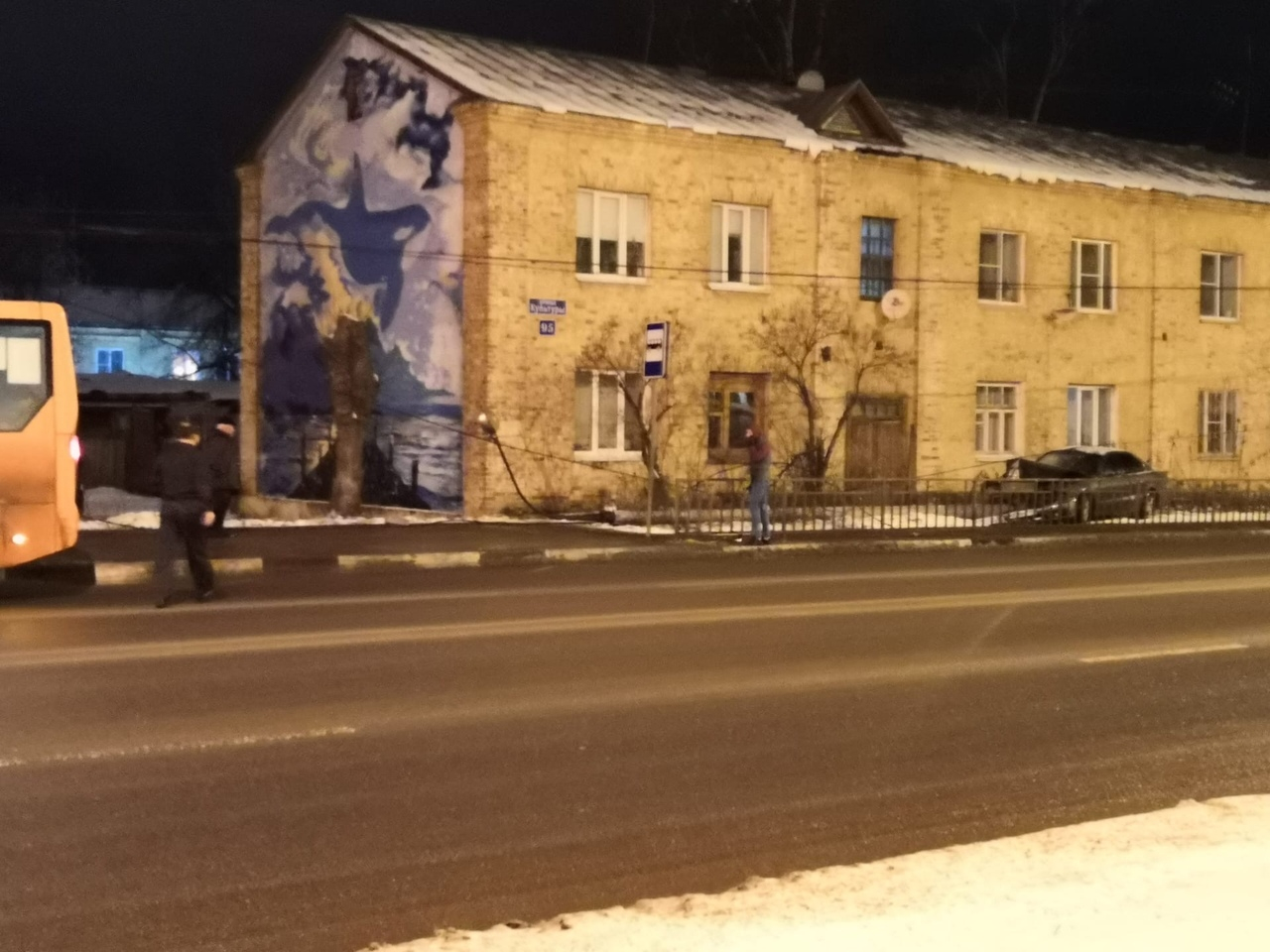 Иномарка на скорости выехала на тротуар и снесла столб в Нижнем Новгороде (ФОТО, ВИДЕО)