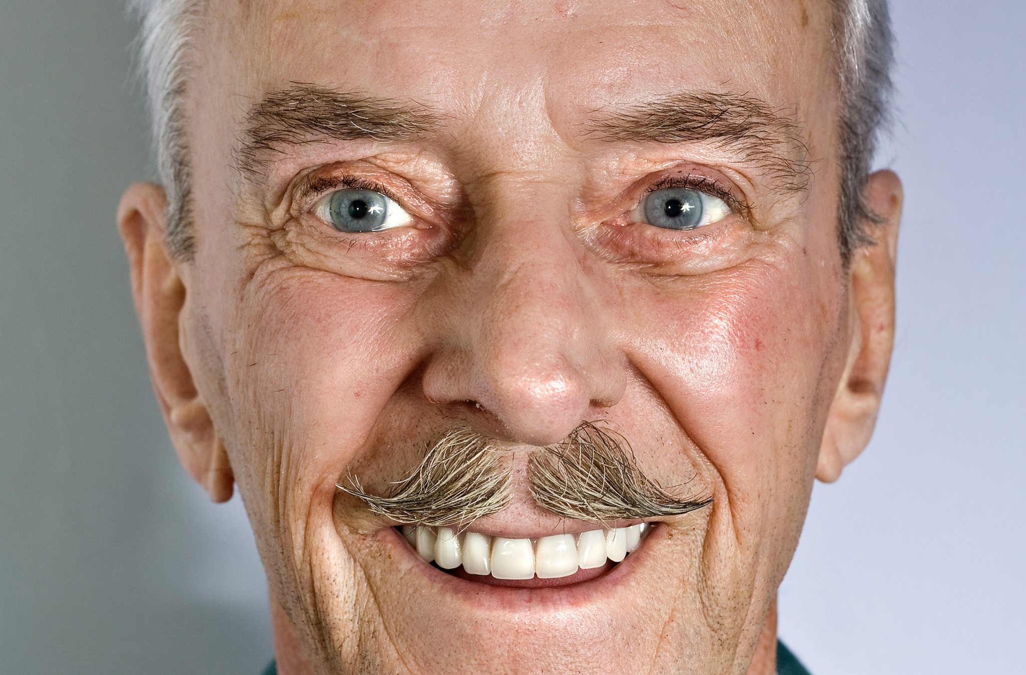 Как сохранить голливудскую улыбку до пенсии: советы стоматолога
