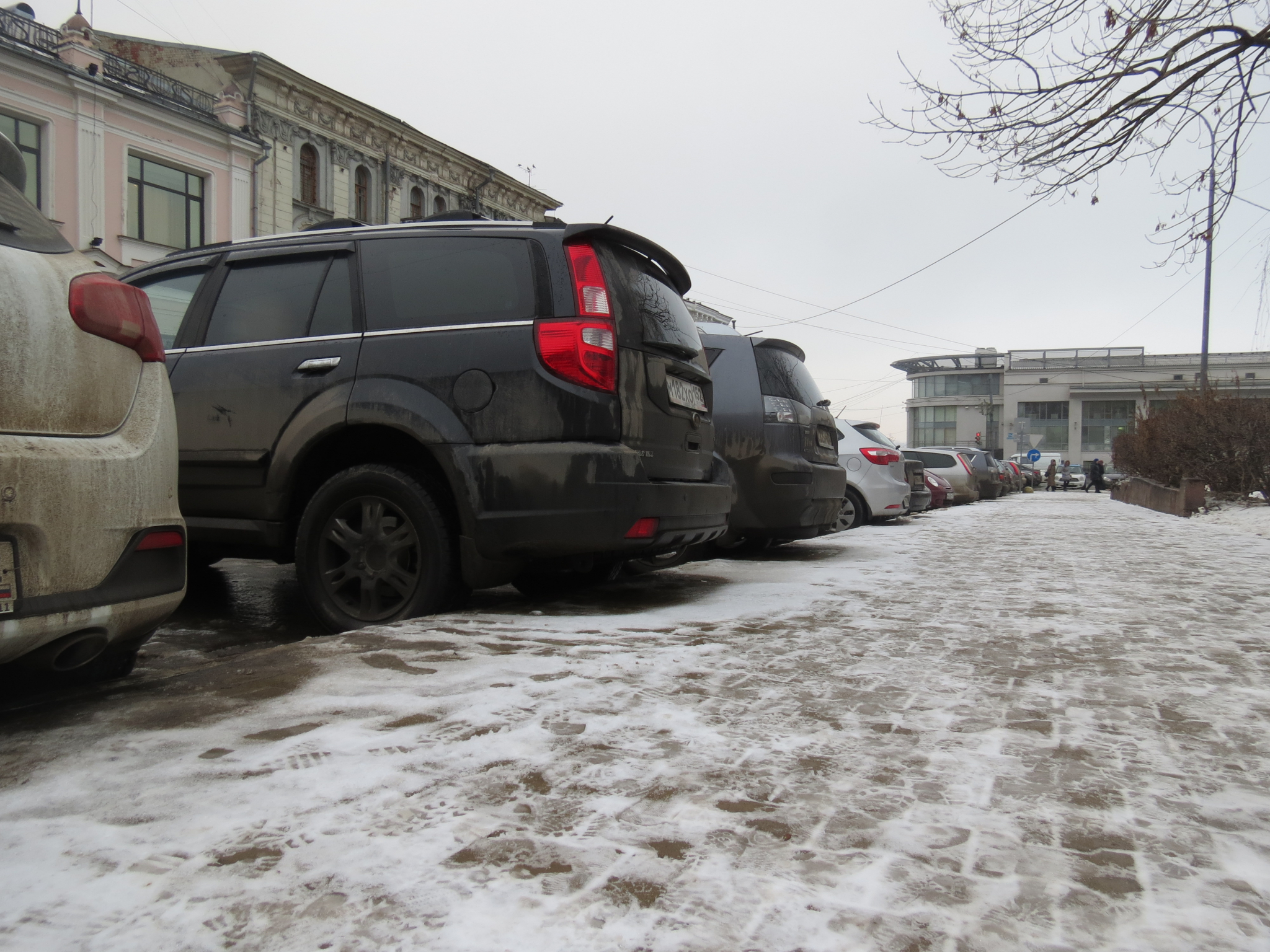 На улицах Ванеева и Алексеевской в марте запретят остановку автомобилей